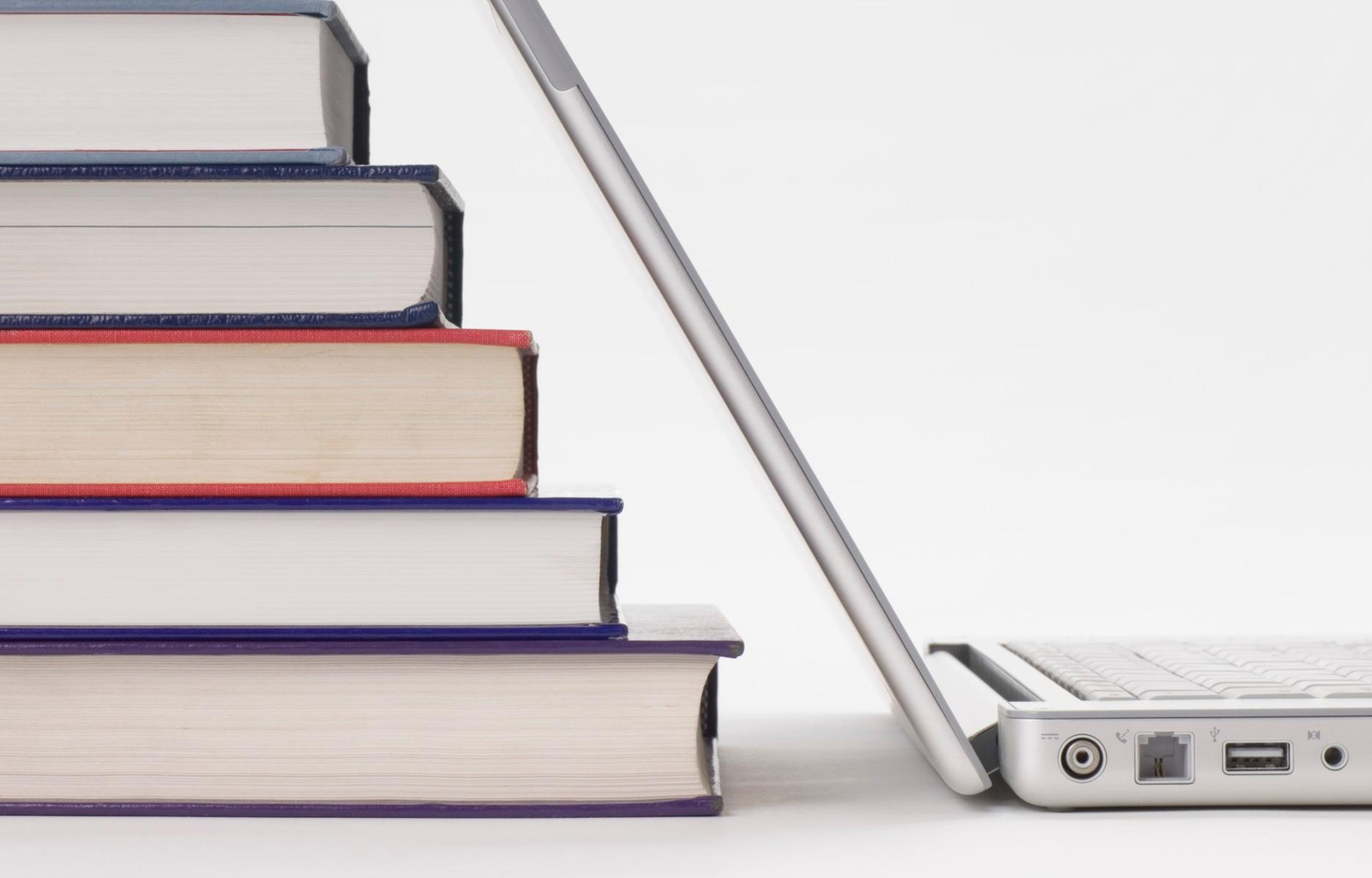 أفضل 10 روايات عربية لا بد أن تقرأها قبل نهاية 2025