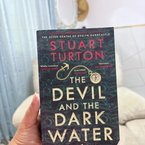 The Devil and the Dark Water - Stuart Turton